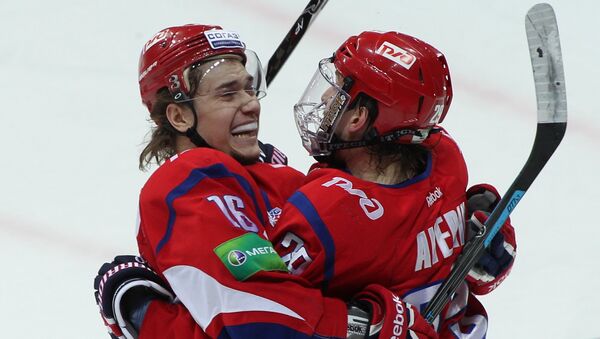 Хоккеисты Локомотива Сергей Плотников(слева) и Егор Аверин радуются забитому голу в ворота СКА