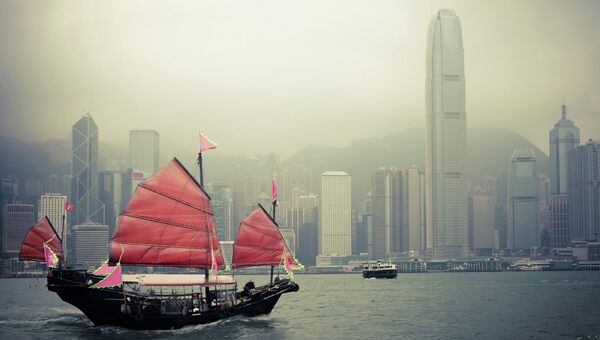 Китайский традиционный деревянный парусник в гавани Виктория, Гонконг. Архивное фото