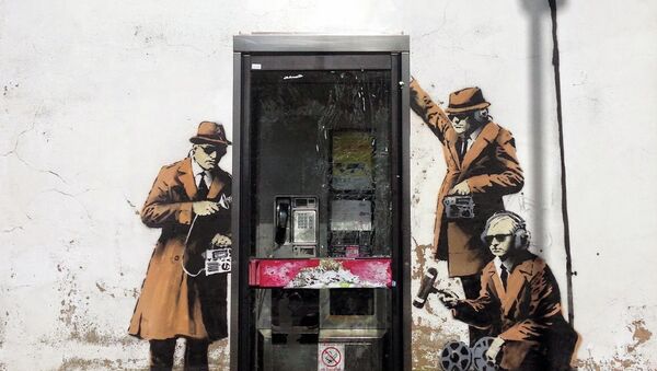 Новый рисунок граффити, предположительно, уличного художника Бэнкси недалеко от штаб-квартиры Управления правительственной связи при МИД Великобритании