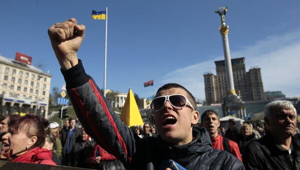 Люди на Площади Независимости в Киеве. Архивное фото