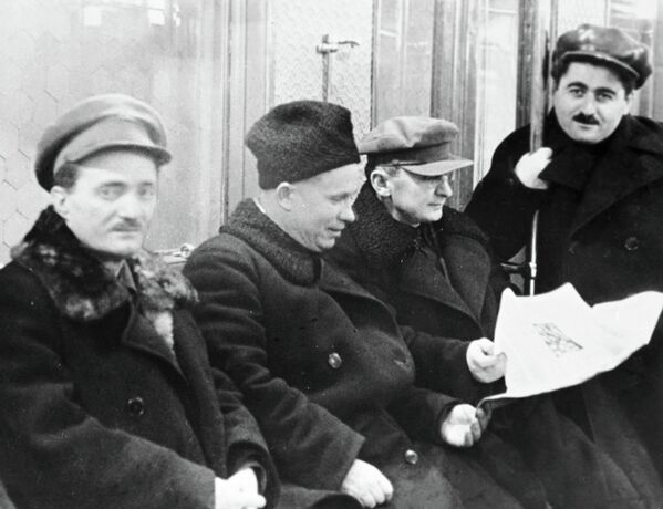 Никита Хрущев и Лаврентий Берия (второй справа) едут в вагоне Московского метрополитена в день его пуска, 1935 год