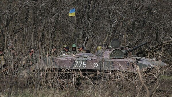 Машина с бойцами Украинской армии недалеко от города Славянска