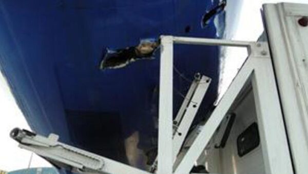 Поврежденный погрузчиком самолет Уральских авиалиний в аэропорту Дубая. Архивное фото