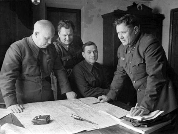 На передовой Сталинграда: Никита Хрущев и Андрей Еременко. 1942 год