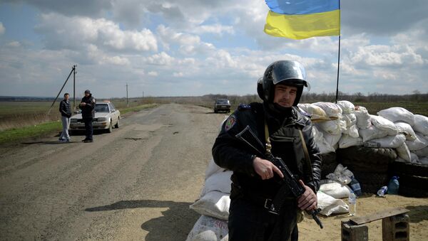 Украинский солдат стоит на КПП недалеко от города Барвенково в Харьковской области. 15 апреля 2014