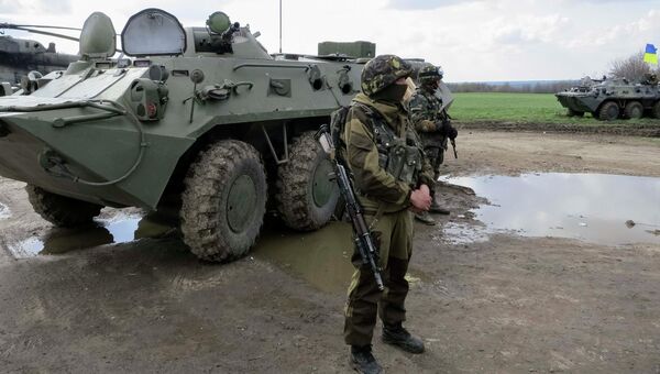 Бойцы украинской армии возле города Изюм на востоке Украины. 15 апреля 2014