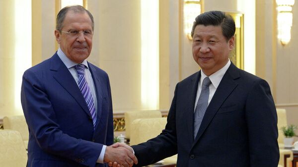 Министр иностранных дел России Сергей Лавров (слева) и председатель Китайской Народной Республики Си Цзиньпин. Архивное фото