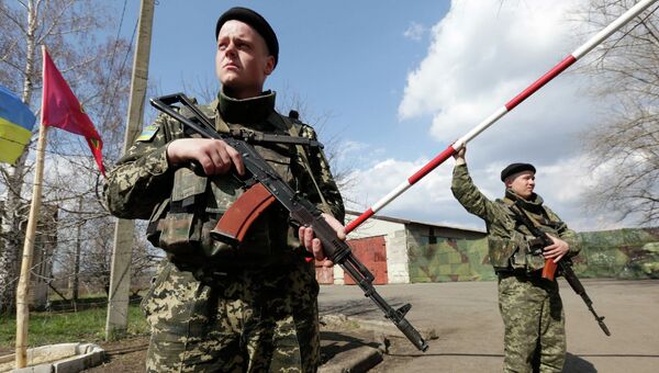Украинские пограничники недалеко от границы с Россией в Донецкой области. 15 апреля 2014