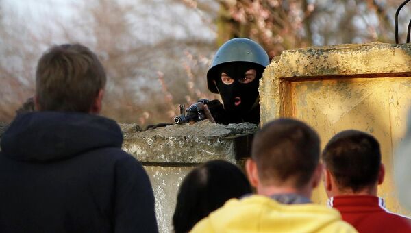 Украинский военный возле авиабазы в Краматорске на востоке Украины. 15 апреля 2014