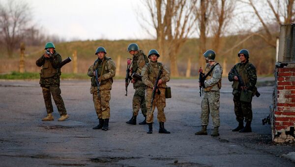 Украинские военные возле авиабазы в Краматорске на востоке Украины. 15 апреля 2014