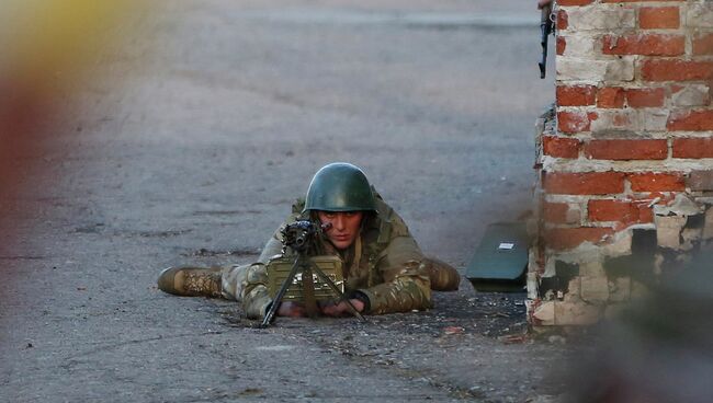 Украинский военный возле авиабазы в Краматорске на востоке Украины. 15 апреля 2014