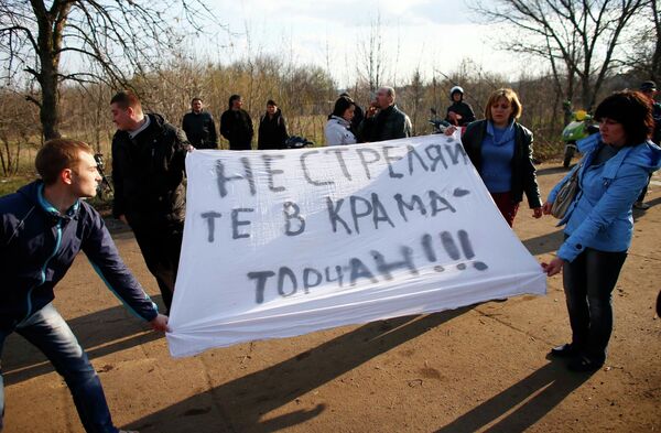 Жители Краматорска на акции протеста перед украинской авиабазой ​​в Краматорске 15 апреля 2014