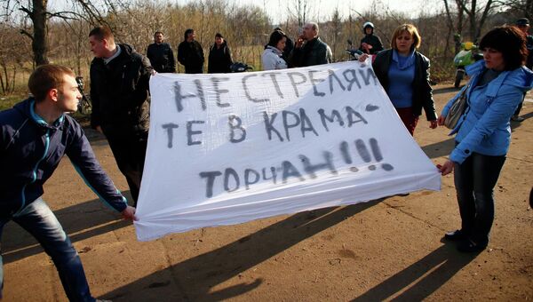 Жители Краматорска на акции протеста перед украинской авиабазой ​​в Краматорске 15 апреля 2014