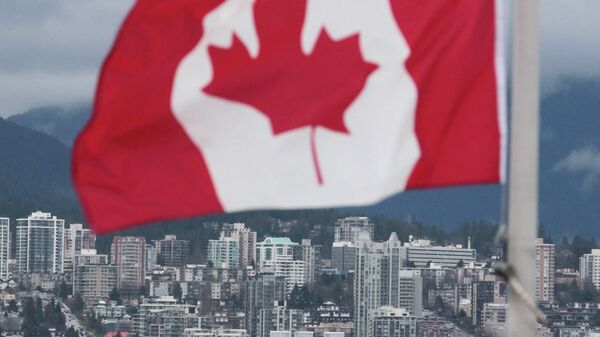 Флаг Канады на фоне Ванкувера
