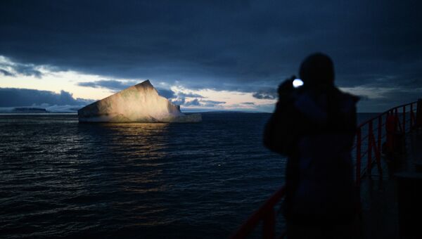 Айсберг в Северном Ледовитом океане. Архивное фото