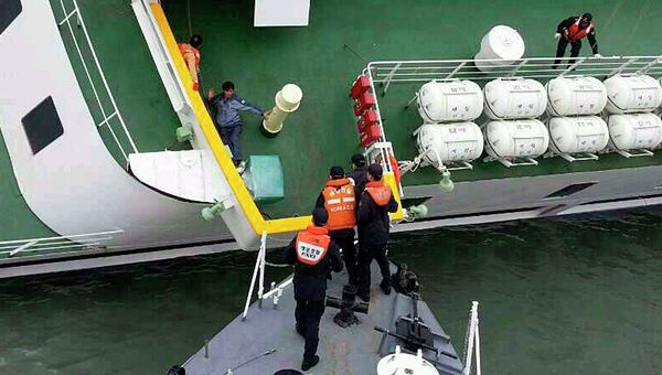 Помощь пассажирам парома Севол, потерпевшего крушение у юго-западного побережья Южной Кореи