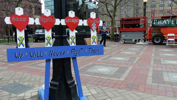 Самодельный мемориал в память о погибших в теракте на международном марафоне в Бостоне