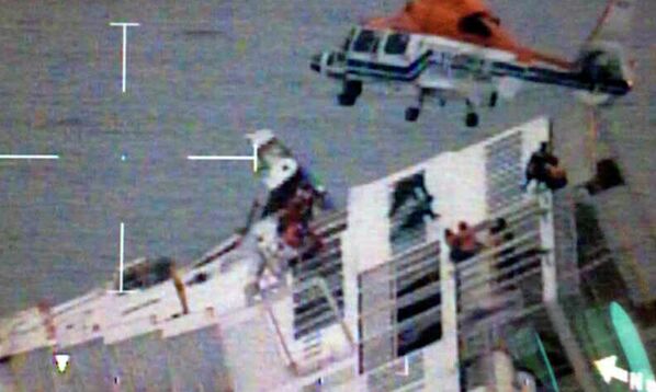 Полицейский вертолет спасает пассажиров с терпящего бедствие южнокорейского парома Севол