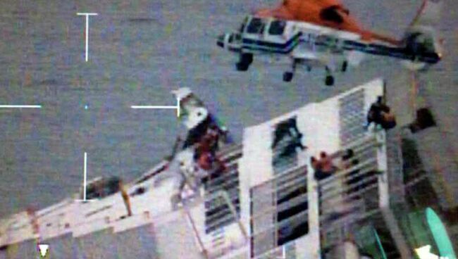 Полицейский вертолет спасает пассажиров с терпящего бедствие южнокорейского парома Севол Полицейский вертолет спасает пассажиров с терпящего бедствие южнокорейского парома Севол