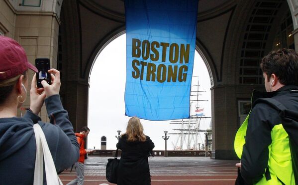 Траурные мероприятия в день годовщины теракта на международном марафоне в Бостоне