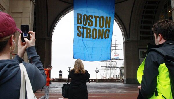 Траурные мероприятия в день годовщины теракта на международном марафоне в Бостоне