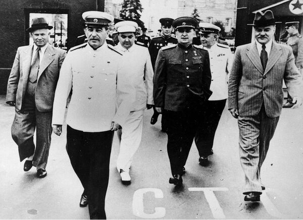 1 мая на Красной площади: Никита Хрущев, Иосиф Сталин, Георгий Маленков, Лаврентий Берия, Вячеслав Молотов, 1940-е годы