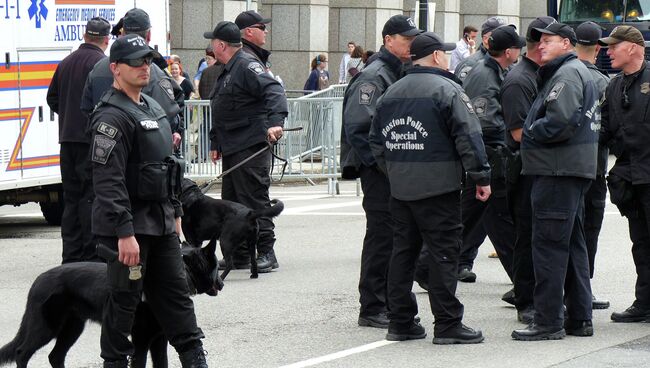Сотрудники полиции Бостона в день годовщины теракта на международном марафоне