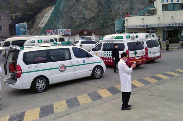 Кареты скорой помощи в ожидании спасенных пассажиров южнокорейского парома Севол