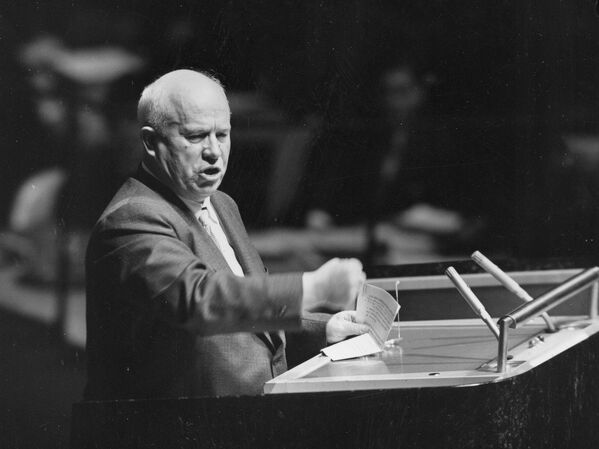 Никита Хрущев выступает на Генеральной Ассамблее Организации Объединенных Наций в Нью-Йорке, 3 октября 1960 года
