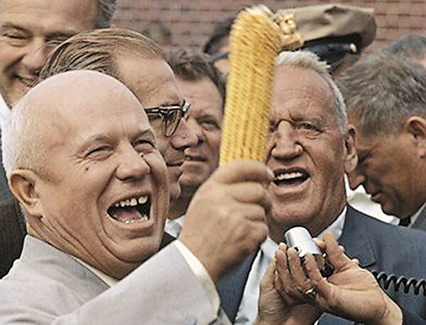 Первый секретарь ЦК КПСС Никита Хрущев и Росуэлл Гарст во время визита Хрущева на ферму Garst, штат Айова, США, сентябрь 1959 года