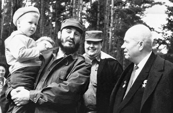 Кубинский премьер-министр Фидель Кастро держит на руках Ивана, внука Никиты Хрущева во время визита в загородный дом Никиты Хрущева, апрель 1963 года