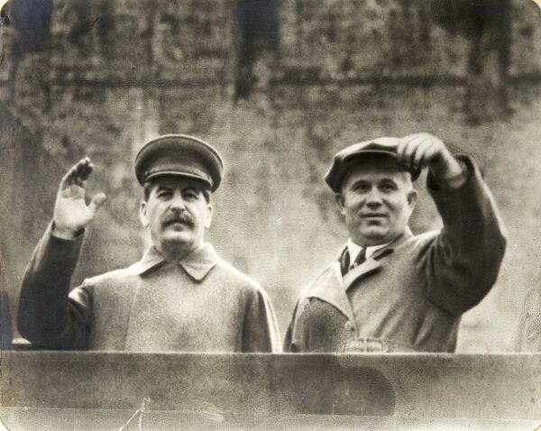 Иосиф Сталин и Никита Хрущев на трибуне Мавзолея Ленина, Москва, 1935-1937 год
