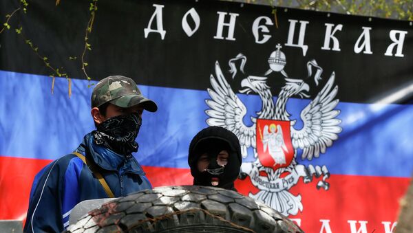 Сторонники федерализации Украины на фоне флага Донецкой республики