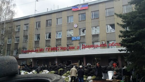 Сторонники федерализации у здания милиции в Горловке.