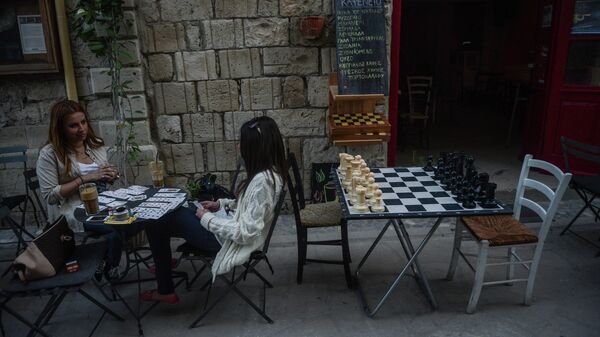 Девушки в кафе в городе Лимасол. Кипр. Архивное фото