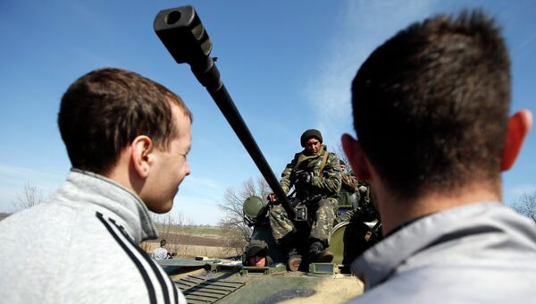 Протестующие у боевой техники украинской армии возле Краматорска. 16 апреля 2014