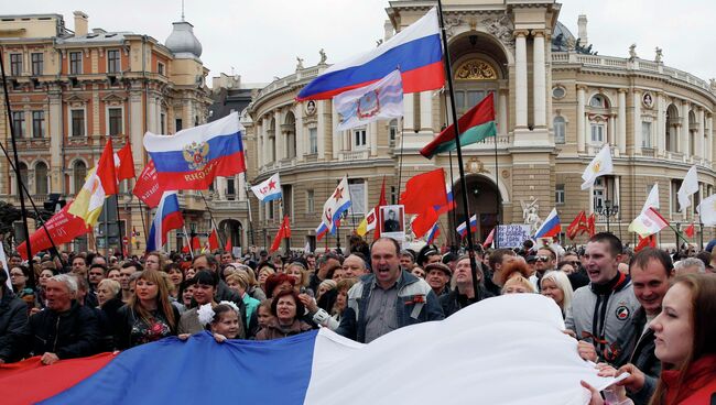 Сторонники федерализации Украины во время митинга в Одессе