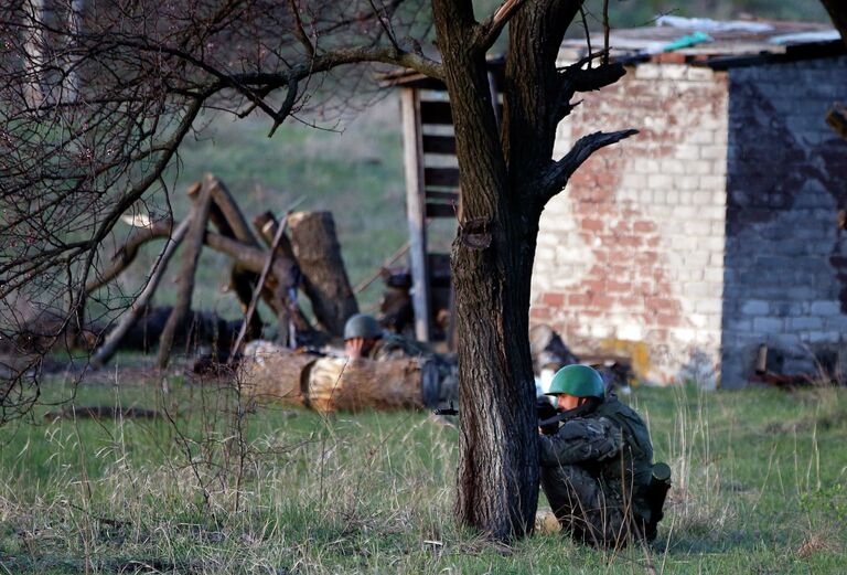 Украинский военный возле авиабазы в Краматорске на востоке Украины. 15 апреля 2014