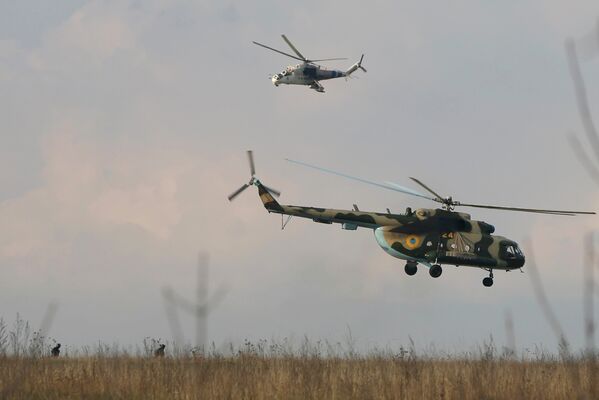 Украинские вертолеты возле авиабазы в Краматорске на востоке Украины
