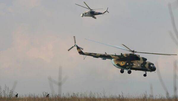 Украинские вертолеты возле авиабазы в Краматорске на востоке Украины, Архивное фото