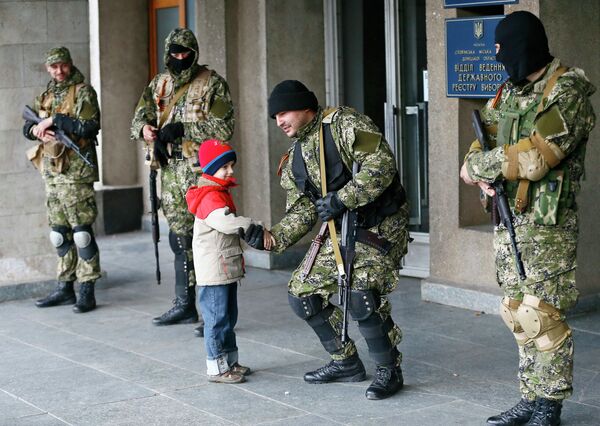 Мальчик пожимает руку стороннику федерализации у здания мэрии в Славянске