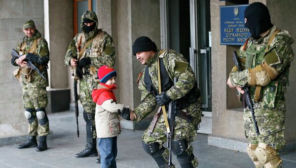 Мальчик пожимает руку пророссийскому активисту здания мэрии в Славянске