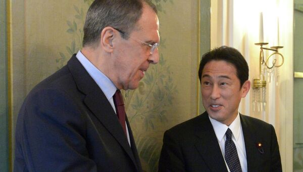 Министр иностранных дел Японии Фумио Кисида и министр иностранных дел России Сергей Лавров. Архивное фото