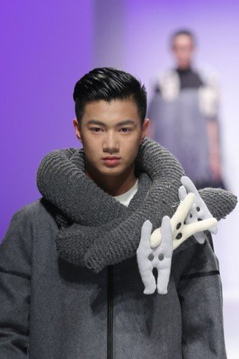 Показ коллекции выпускников Шанхайского инженерно-технического университета в рамках Шанхайской Неделе моды