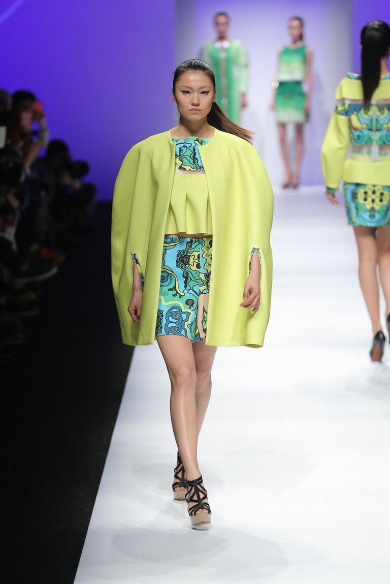 Показ коллекции выпускников Шанхайского инженерно-технического университета в рамках Шанхайской Неделе моды