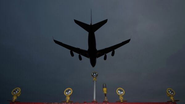 Самолет заходит на посадку в аэропорту Шереметьево