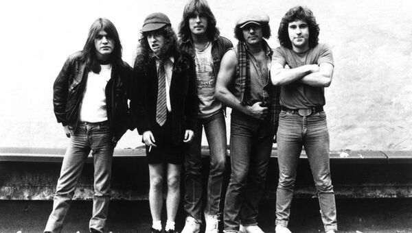Группа AC/DC, 1980-е: Малькольм Янг, Ангус Янг, Клифф Уильямс, Брайан Джонсон, Саймон Райт