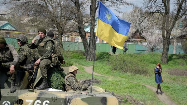 Украинские военные в Краматорске 16 апреля 2014