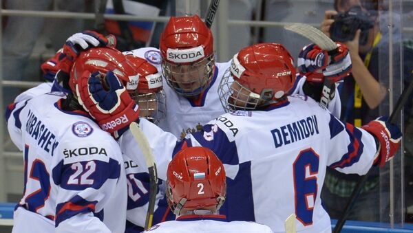 Хоккеисты юниорской сборной России радуются забитой шайбе в матче проитв Финляндии