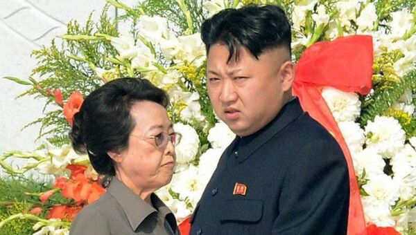 Ким Чен Ын со своей тетей Ким Ген Хи. Архивное фото
